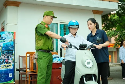 Cán bộ công an và nhân viên Tiến Cảnh cùng hướng dẫn người tham gia bên xe VinFast.
