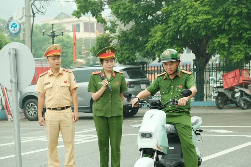 Các cán bộ công an cùng tham gia phần minh họa bên xe tại Thuỷ Nguyên.